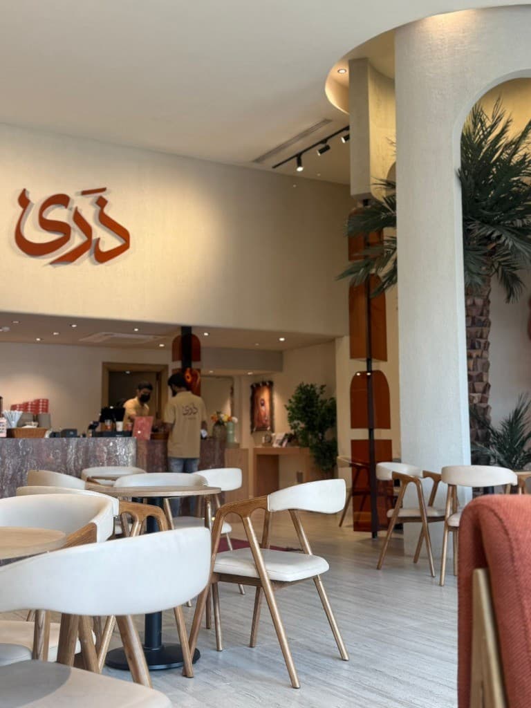 أعمال تجهيز داخلي لمطعم تجاري تشمل مجاري الهواء المكشوفة والعناصر المعدنية الديكورية